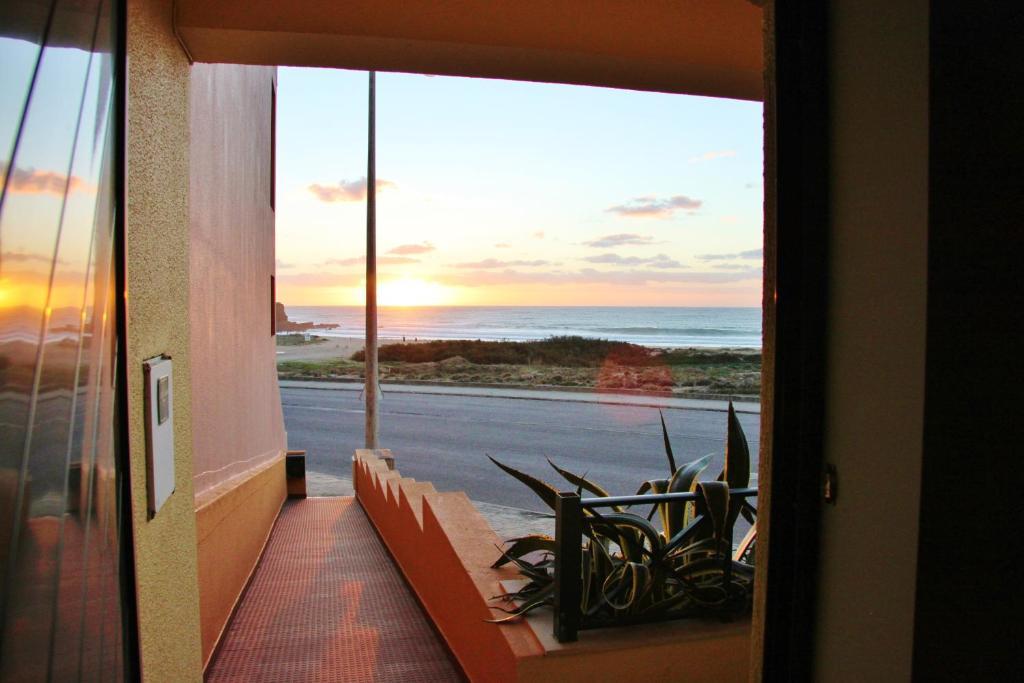 Supertubos Beach Hostel Atouguia Da Baleia Kültér fotó